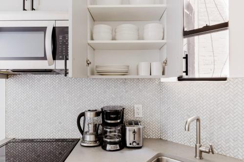 Blueground Lenox Hill kitchen ac wd NYC-1543 in New York, USA