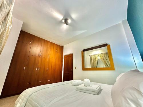Oasis Urban 3-Bedroom Apartment with private patio, Crete
