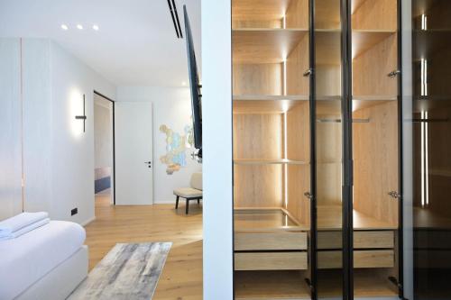 Luxury Modern 3BR Penthouse w Pool by HolyGuest - image 2