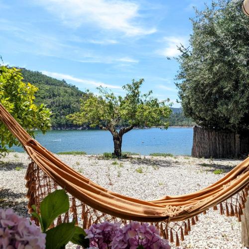 Riverlake House - frente ao lago e com jardim cottage Moinhos da Ribeira