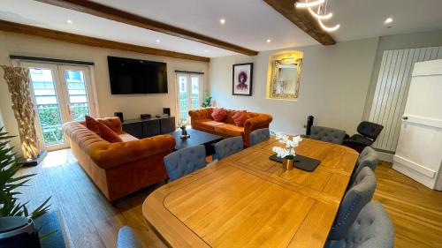 The Coach House - An exeptional 3 story house in the heart of the lanes - private parking - Traveller Award 2026 gîte à louer Barcelo Brighton Old Ship