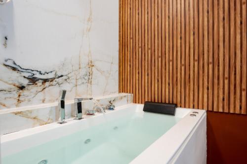 Pezsgőfürdő, Lisbon Studios near São Jorge Kastély