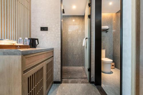 Mehood Lestie, Nanning East Railway Station