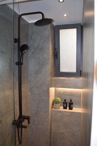 ΜΙΚΡΗ ΣΟΥΙΤΑ ΣΤΟ ΚΕΝΤΡο