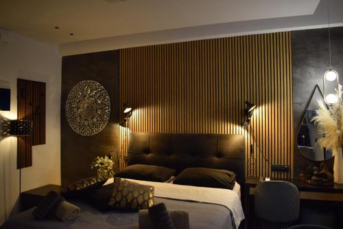 ΜΙΚΡΗ ΣΟΥΙΤΑ ΣΤΟ ΚΕΝΤΡο