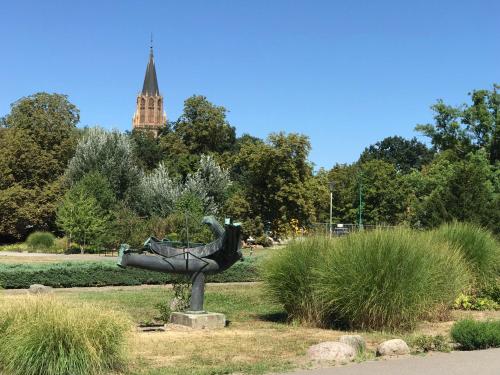 ที่เที่ยวใกล้ที่พัก, Am Kulturpark - Ferienwohnung mit 3 Schlafräumen für 6 Personen Neubrandenburg (Am Kulturpark - Ferienwohnung mit 3 Schlafraumen fur 6 Personen Neubrandenburg) in นอยบรานเดนบวร์ก