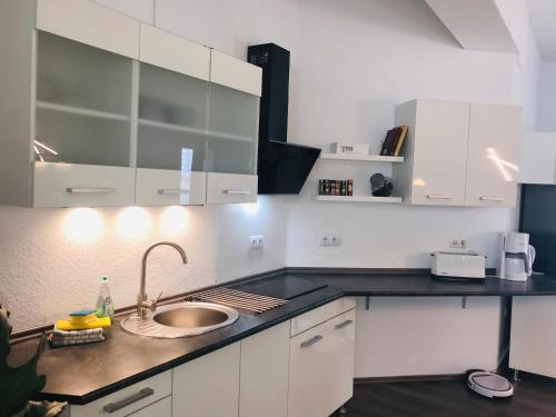 ห้องครัว, Am Kulturpark - Ferienwohnung mit 3 Schlafräumen für 6 Personen Neubrandenburg (Am Kulturpark - Ferienwohnung mit 3 Schlafraumen fur 6 Personen Neubrandenburg) in นอยบรานเดนบวร์ก