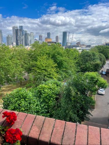 Charming and Cosy Canary Wharf Room with Stunning Views, London
