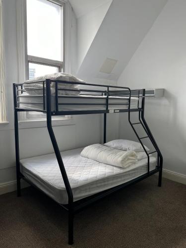 Wallaby Backpackers Hostel Perth - note - Valid passport required to check in - – Perth, IL