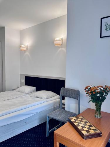 Double Room with Balcony image 8