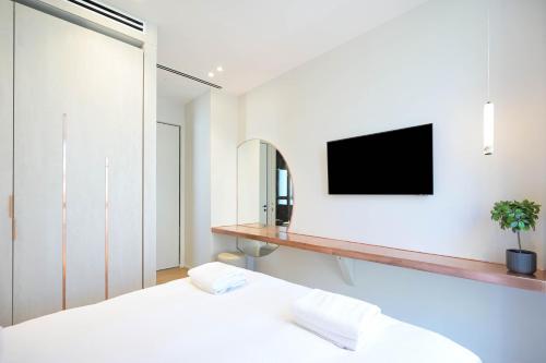 Luxury Modern 3BR Penthouse w Pool by HolyGuest - image 3