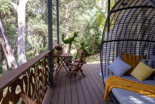 บริการและสิ่งอำนวยความสะดวก, Frog Hollows in เคอราจอง ไฮจ์