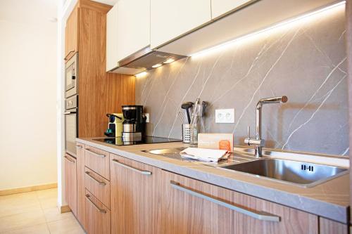 Three-Bedroom Villa with Air conditioning, Terrace and Private Garden (8 People)