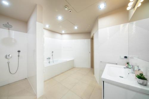 Deluxe Apartment with Hot Tub & Terrace image 1