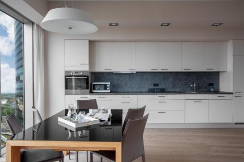 Deluxe Apartment with Hot Tub & Terrace image 9