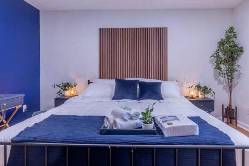 If You Like Navy Blue This is For You, 1 King bed in Hasbrouck Heights, USA