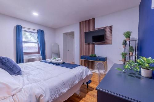If You Like Navy Blue This is For You, 1 King bed in Hasbrouck Heights, USA