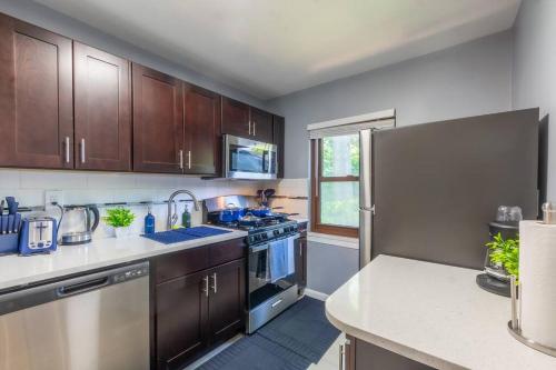 1BR DEEP Apts by American Dream, Sleeps 8 in แฮสบรอคไฮทส์ (NJ)