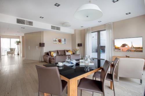 Deluxe Apartment with Hot Tub & Terrace image 7