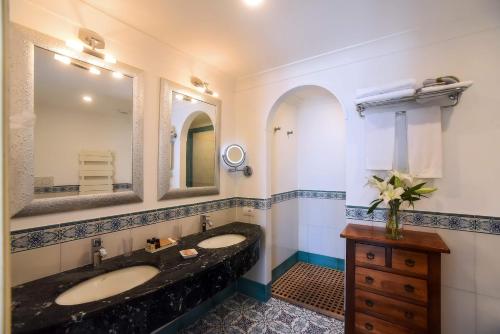 Superior King Room image 8