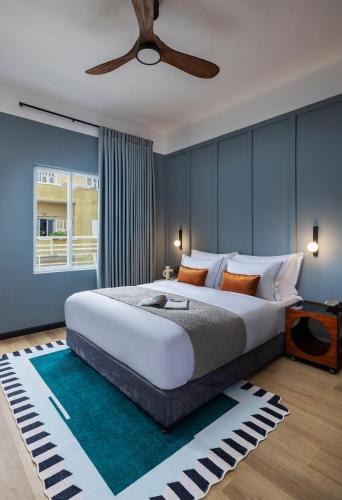 Deluxe Double Room with Balcony image 1