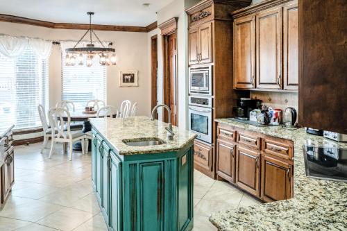 Seadmed, 6BR Wanette Sleeps 14 Hot Tub Pool in Wanette