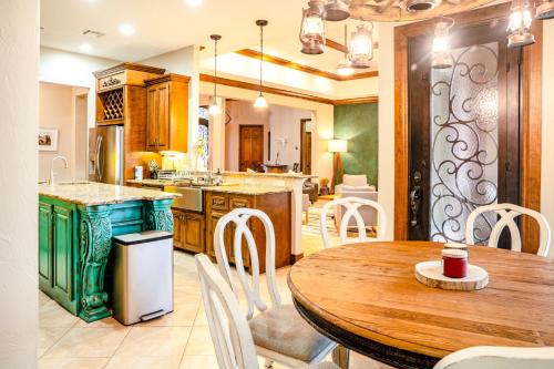 6BR Wanette Sleeps 14 Hot Tub Pool in Wanette