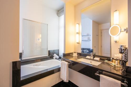 Deluxe Double or Twin Room image 3
