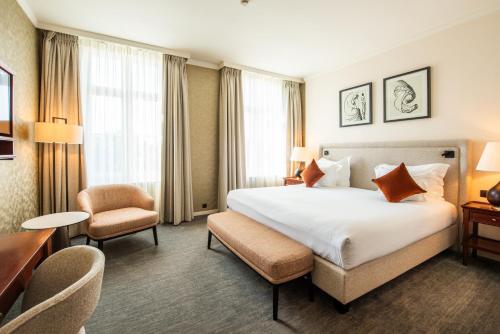 Deluxe Double or Twin Room image 2
