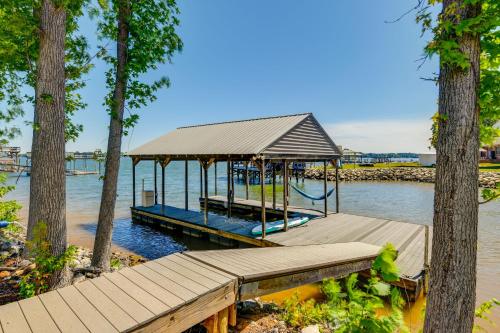 Waterfront Lake Norman Paradise Dock, Game Room! in Denver, USA