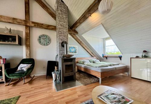 Hof Vierzehnender im Hohen Venn - 70qm Fachwerk-Studio - grosses Wohn-Schlafzimmer mit Dachterrasse und Kaminofen - separate Küche - perfekt für Paare - Monschau - Eifel - Hunde willkommen - Islandpferde in Monschau, Deutschland