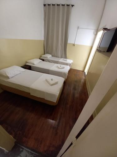 3 twin beds