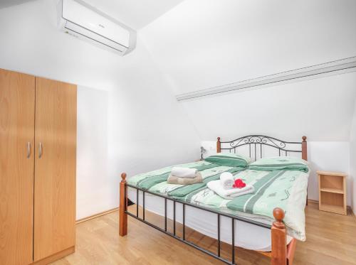 2 bedrooms, 3 beds