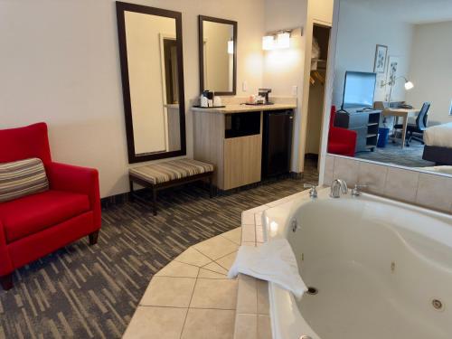 อ่างแช่น้ำร้อน, คันทรี อินน์ แอนด์ สวีท บาย เรดิสัน เลกจอร์จ (ควีนส์เบอรี) นิวยอร์ก (Country Inn & Suites by Radisson, Lake George (Queensbury), NY) in ควีนสบิวรี (NY)