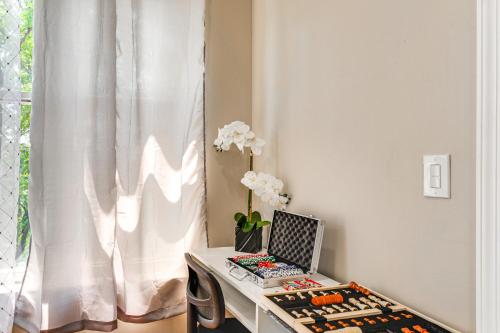 Bright Chicago Apartment Near Stadiums and Downtown in Chicago, USA
