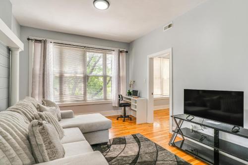 Central Chicago Apartment with Grill 3 Mi to Dtwn! in Chicago, USA