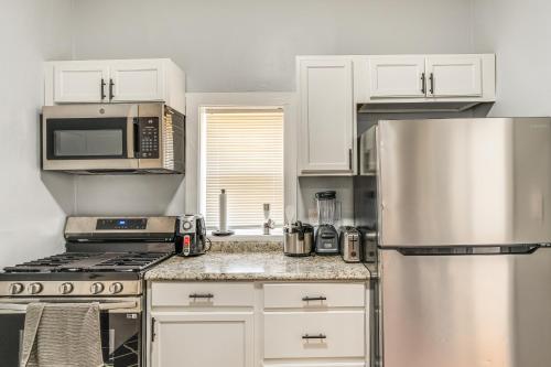 Central Chicago Apartment with Grill 3 Mi to Dtwn! in Chicago, USA