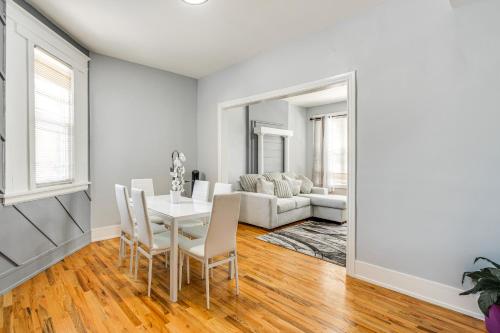 Central Chicago Apartment with Grill 3 Mi to Dtwn! in Chicago, USA
