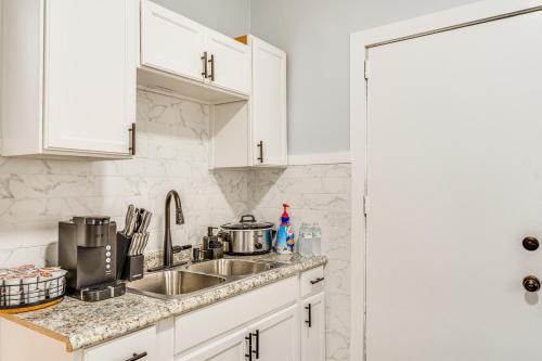 Central Chicago Apartment with Grill 3 Mi to Dtwn! in Chicago, USA