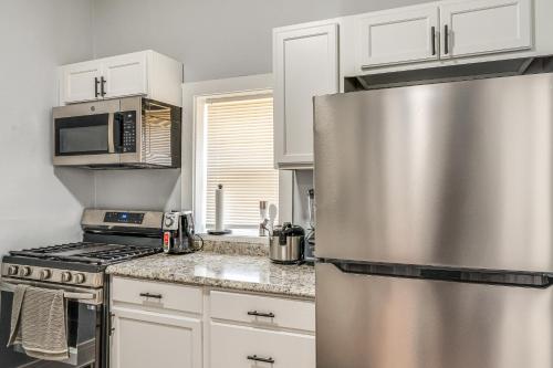 Central Chicago Apartment with Grill 3 Mi to Dtwn! in Chicago, USA