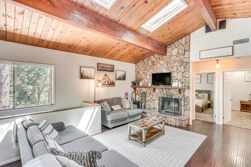 1 Mi to Lake Crestline Cabin with Deck and Gas Grill! in Crestline, USA