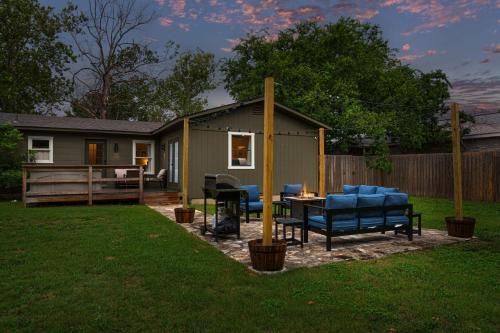 The Olive Branch - Hot Tub & Walk to Main in Fredericksburg, USA