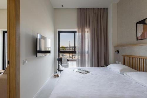 Tayo Studios & Apartments, Bat Jam