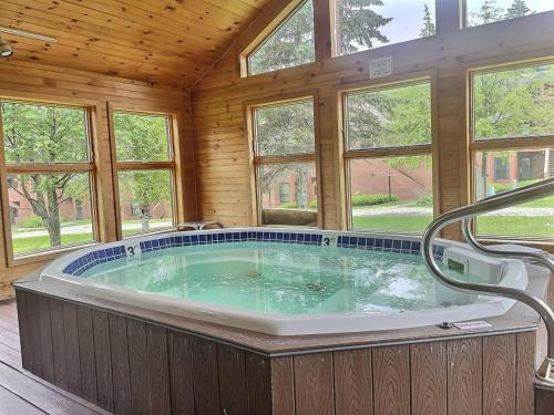 BeaverBox- pool, fireplace, walk or bike to resort in Killington, USA