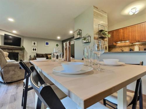 BeaverBox- pool, fireplace, walk or bike to resort in Killington, USA