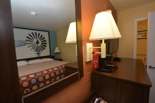 Super 8 by Wyndham Midwest City OK, Мидуэст-Сити (фото 4)