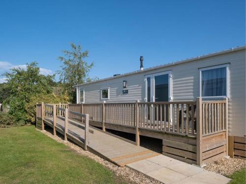 Pinewoods Easy Access sleeps 6 – dog friendly - Tap to explore photos