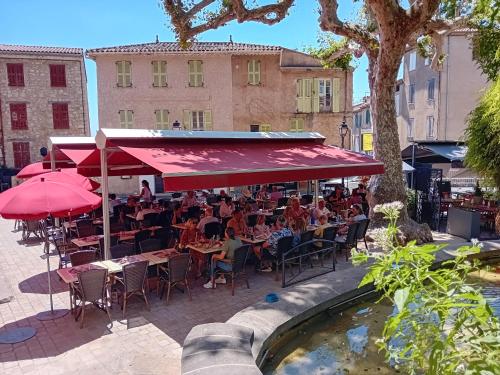 Peaceful spacious 3 bed Villa - image 4