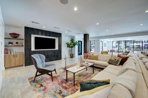 UBP - Chic High Design 1 Bed Montrose - Tap to explore photos