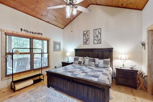 Rustic Ridge Cabin in Young Harris, USA